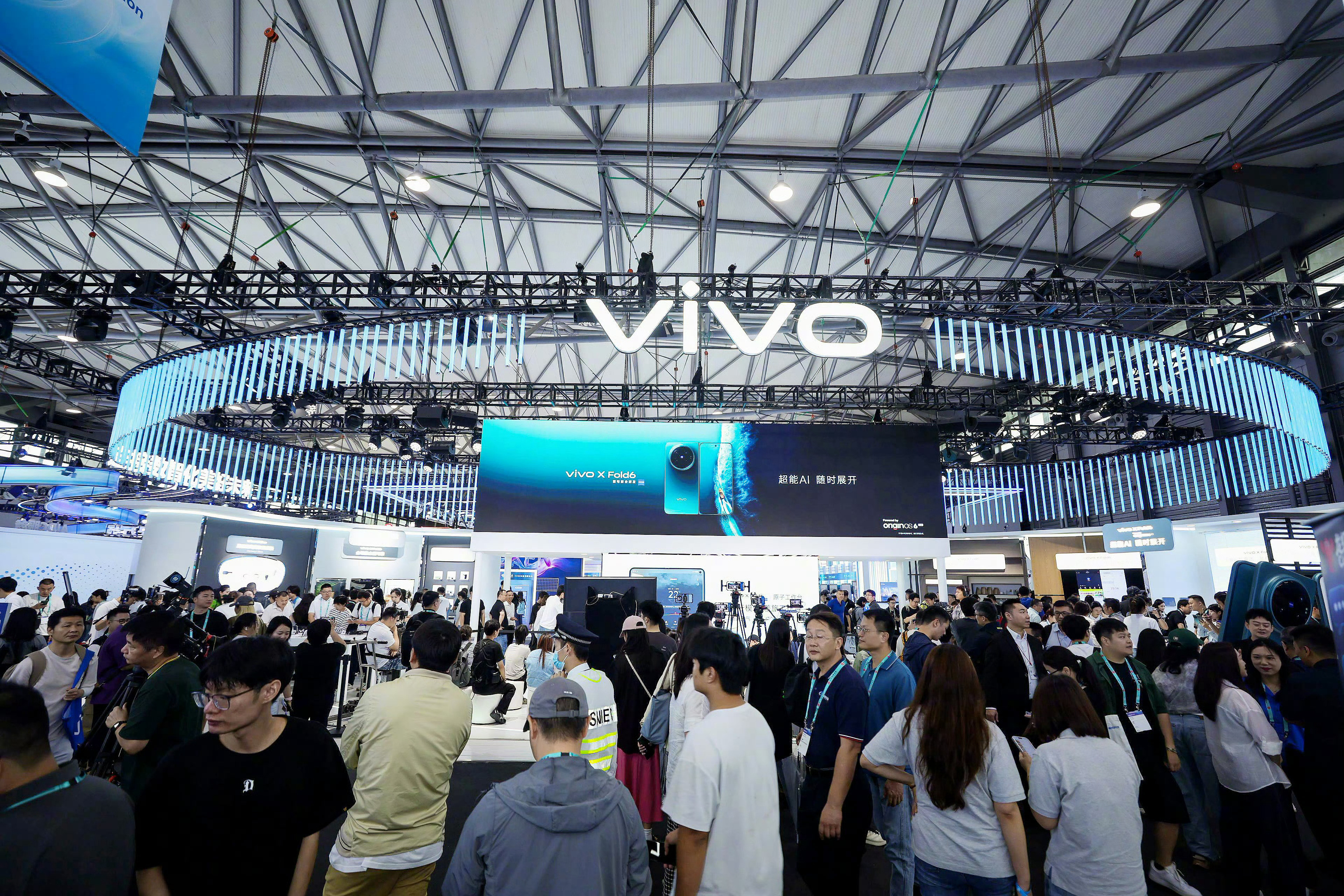 国产折叠屏让老外集体真香今年逛MWC真的一眼就注意到vivo展台，完全是