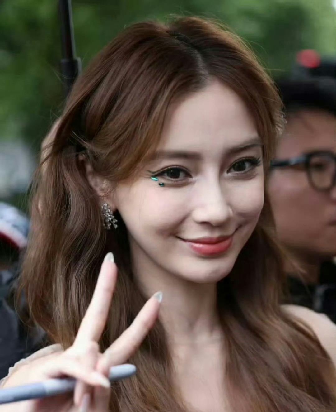 我发现杨颖angelababy离了黄晓明真的越来越美了，不仅在时尚方面一流，还