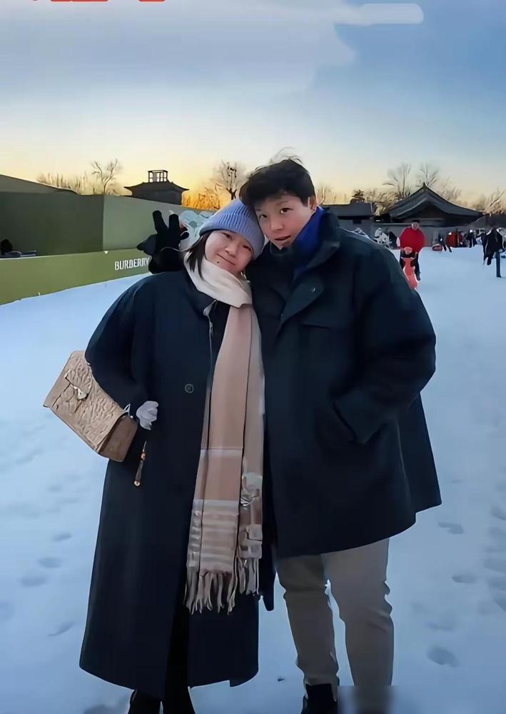 全红婵这真是女大十八变，肉眼可见地长开了，稚气慢慢褪去，整个人透着股温柔乖巧的劲