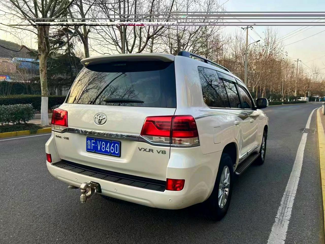一汽丰田曾经国产过的4.6升v8的兰德酷路泽。这台车国内卖的还是很少的。就现在来