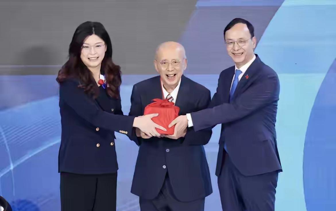 国民党这波权力大洗牌也太劲爆了！朱立伦突然交权郑丽文，自己提前离场，现场冷