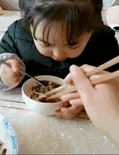 吃饭的时候，妈妈故意把孩子最爱吃的香肠，夹到了自己碗里一块，本以为孩子会不高兴，