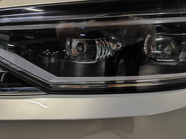 23款迈腾小黄灯更换网上买的两个镀铬装向灯，自己更换两分钟搞定！终于不是蛋疼的