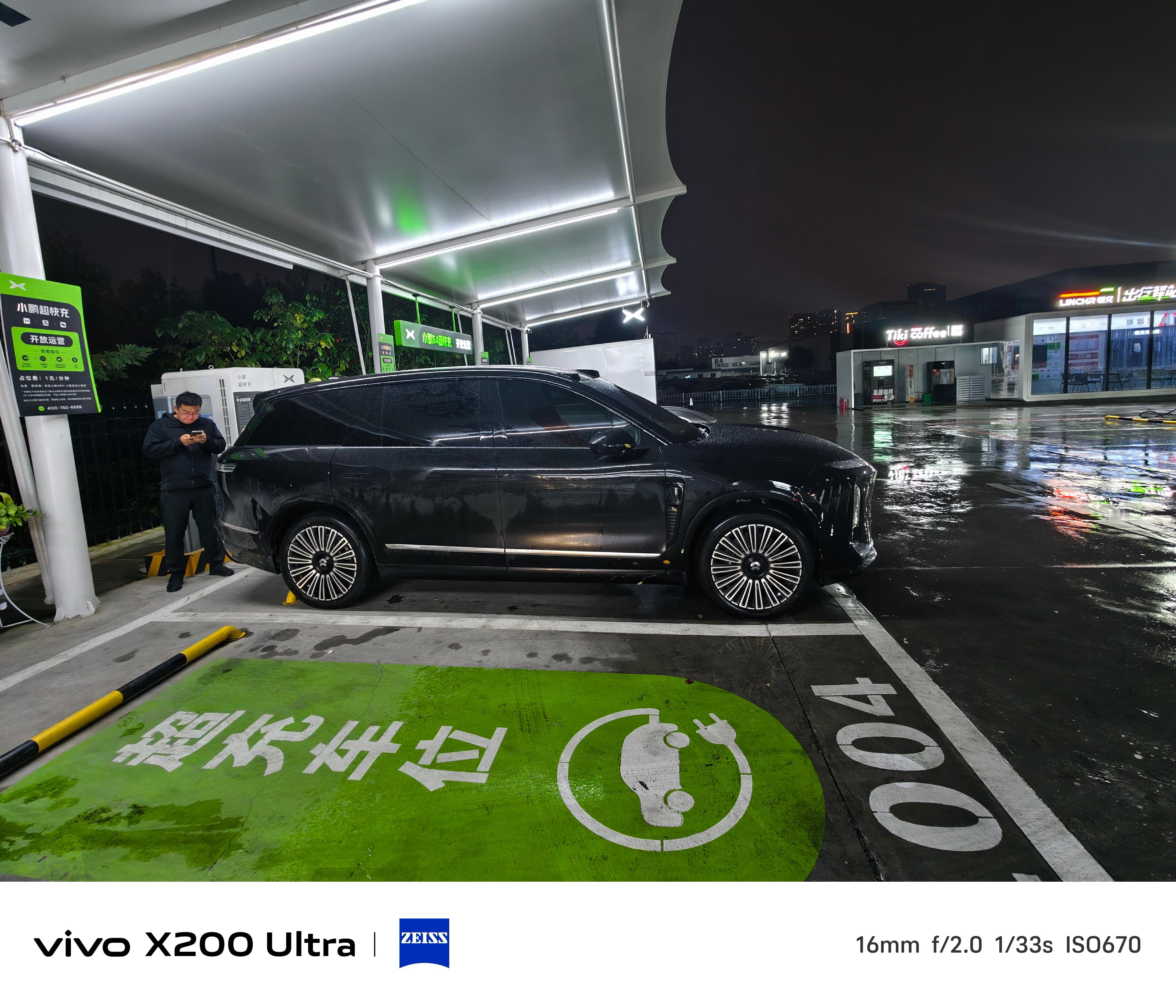 来到小鹏超充桩给我的P7充电。不一会来了一个蔚来ES8就聊了一会大哥刚提车一礼