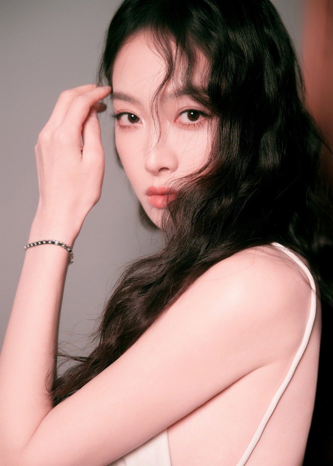 把浪花与霓虹都穿在了身上，宋茜你要迷死谁！