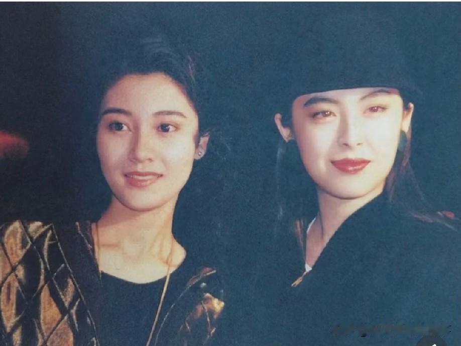 同为港风颜值天花板，王祖贤和李嘉欣一直被大家反复拿来对比，两人风格截然不同，也各