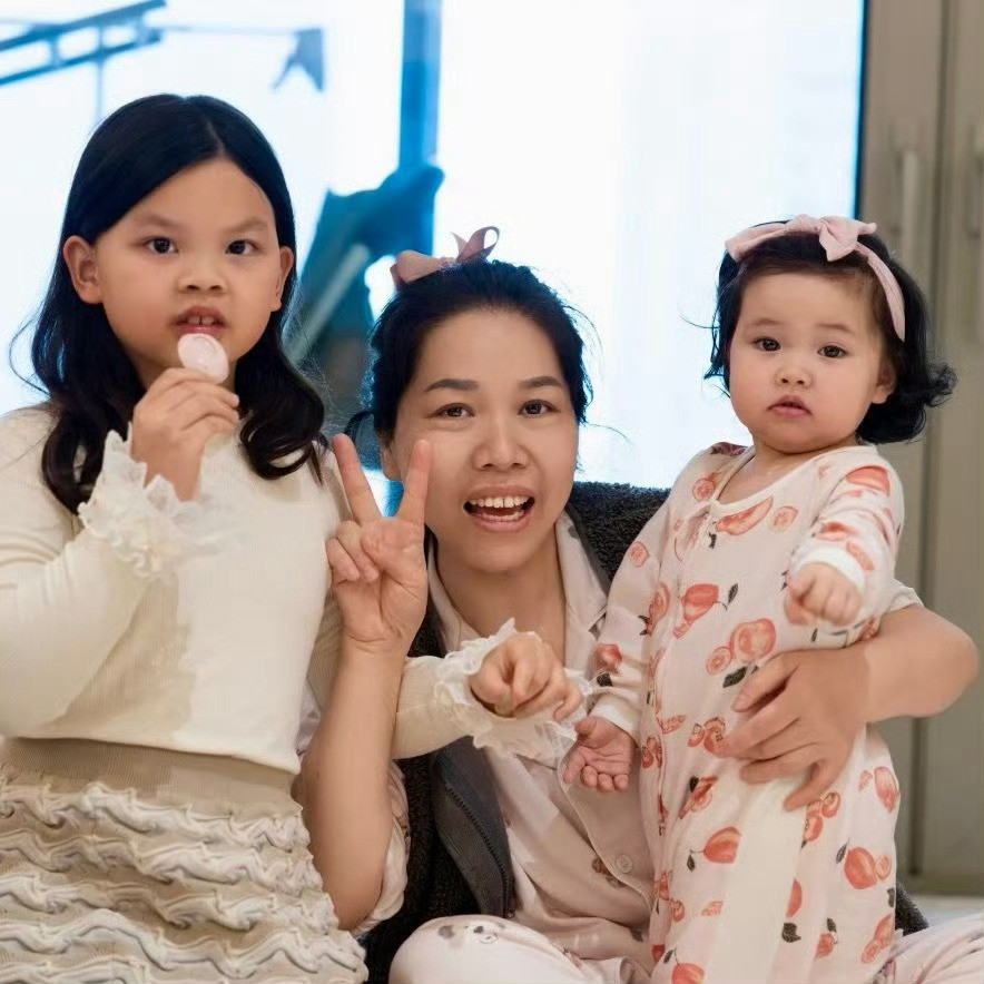 韩安冉女儿被保姆带回老家过年天哪，看得出来韩安冉女儿和保姆关系是真的很好了，也看