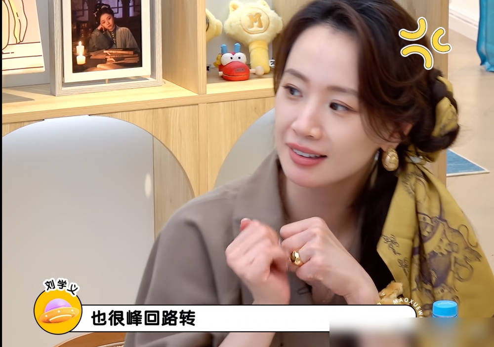 刘学义嘴真毒，说吴谨言私服抽象，一看照片我信了。碎花、蝴蝶结、芭比粉，红配绿硬往身上招呼。别人是穿搭