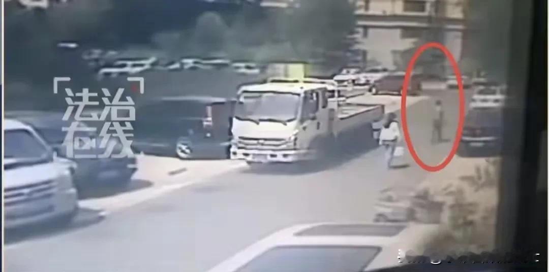 青岛路人相撞赔偿案近日出现反转，真相浮出水面。网友在了解事实后，纷纷表示法院的调