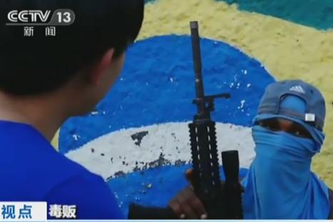 2012年，巴西毒贩发出一封邮件，邀请央视记者刘骁骞到自己的据点采访。然而，当刘