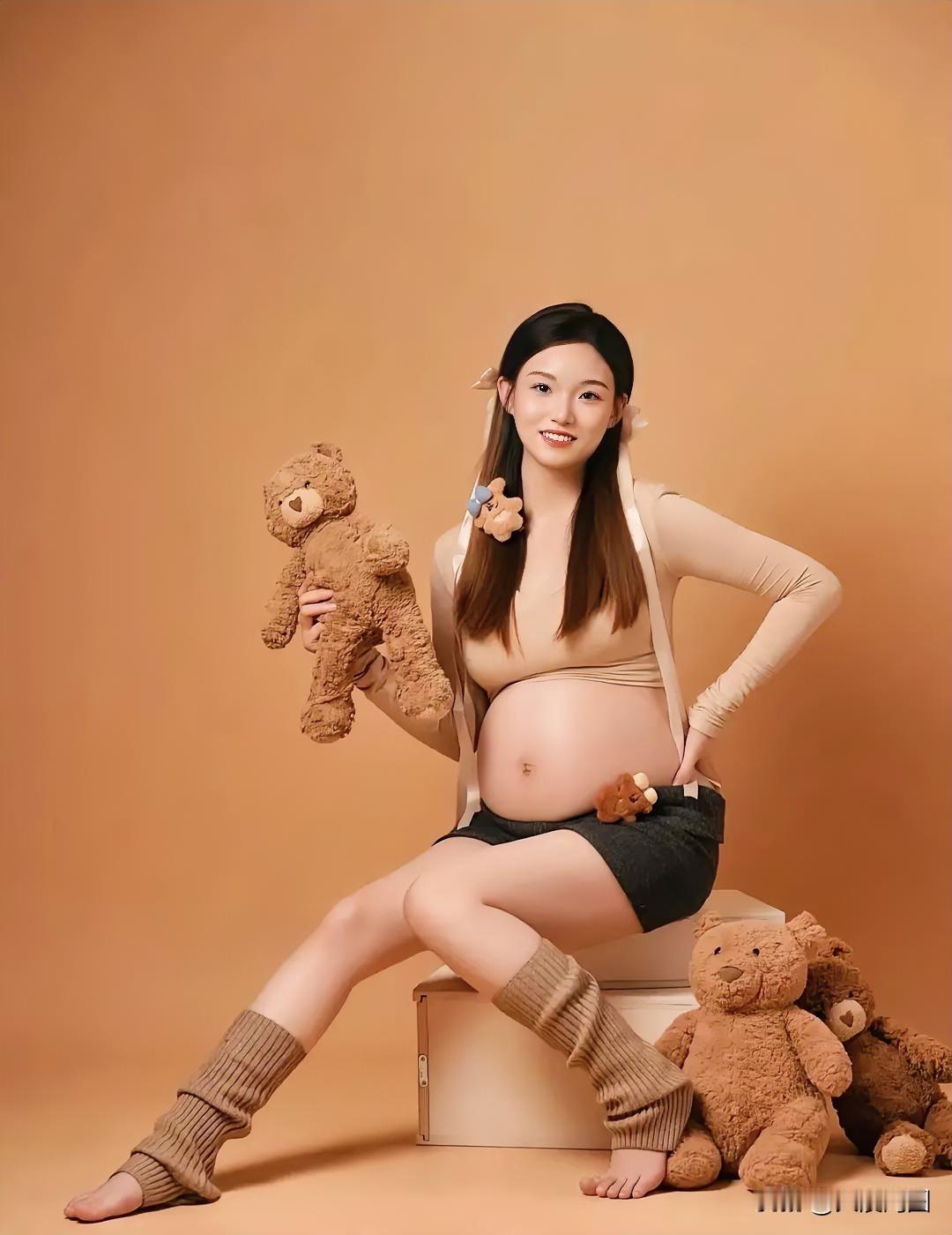 孕期的美好时光，与毛绒熊熊相伴的温馨瞬间🧸💕