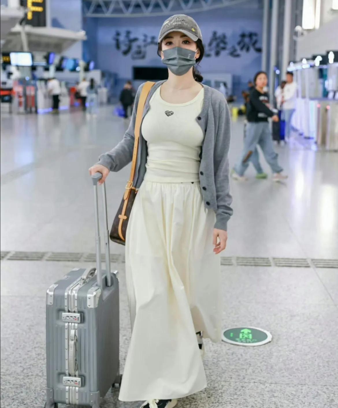 陈紫函机场路透太会穿了！灰色开衫+白裙温柔减龄，状态好到看不出年龄✨陈紫函