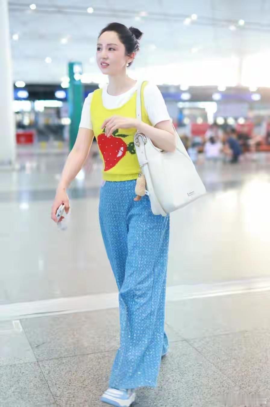 董璇夏季新穿搭：短袖+背心+阔腿裤，减龄又高级，美得像少女​​​
