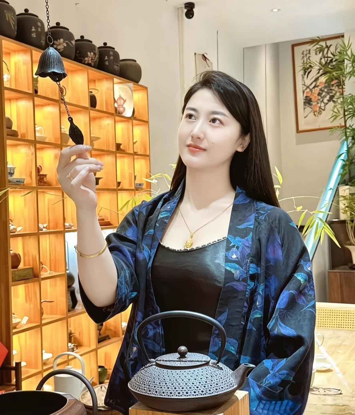 我本后山人，因缘入凡尘，渡的一人醒，随我共菩提！