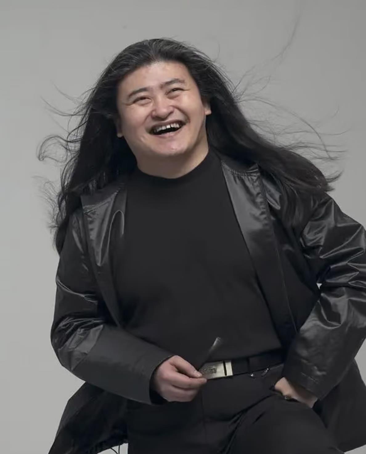 刘欢走了，63岁。圈里人都知道他年轻时能喝，火车上拎着啤酒一路喝到站，跟朋友聊