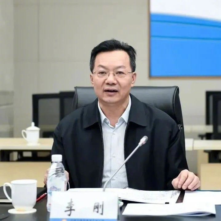 李刚被双开欲望太大，贪念刹不住，从而误入歧途贪污受贿；这就是当官从政必须要克制的