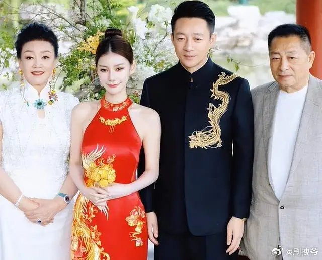 汪小菲父母离婚多年首次同台出席儿子婚礼，私人恩怨不殃及子女，这才是离异家庭父母应