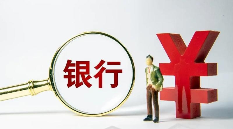 辽宁锦州，女子拿着现金去银行办理汇款，验钞过程中，柜员验出一张假币。给她开具39