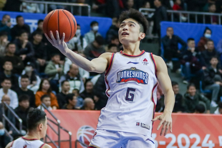 媒体人: 辽宁U22全运男篮为凑名单 让韧带断裂的尹椿文坐在替补席