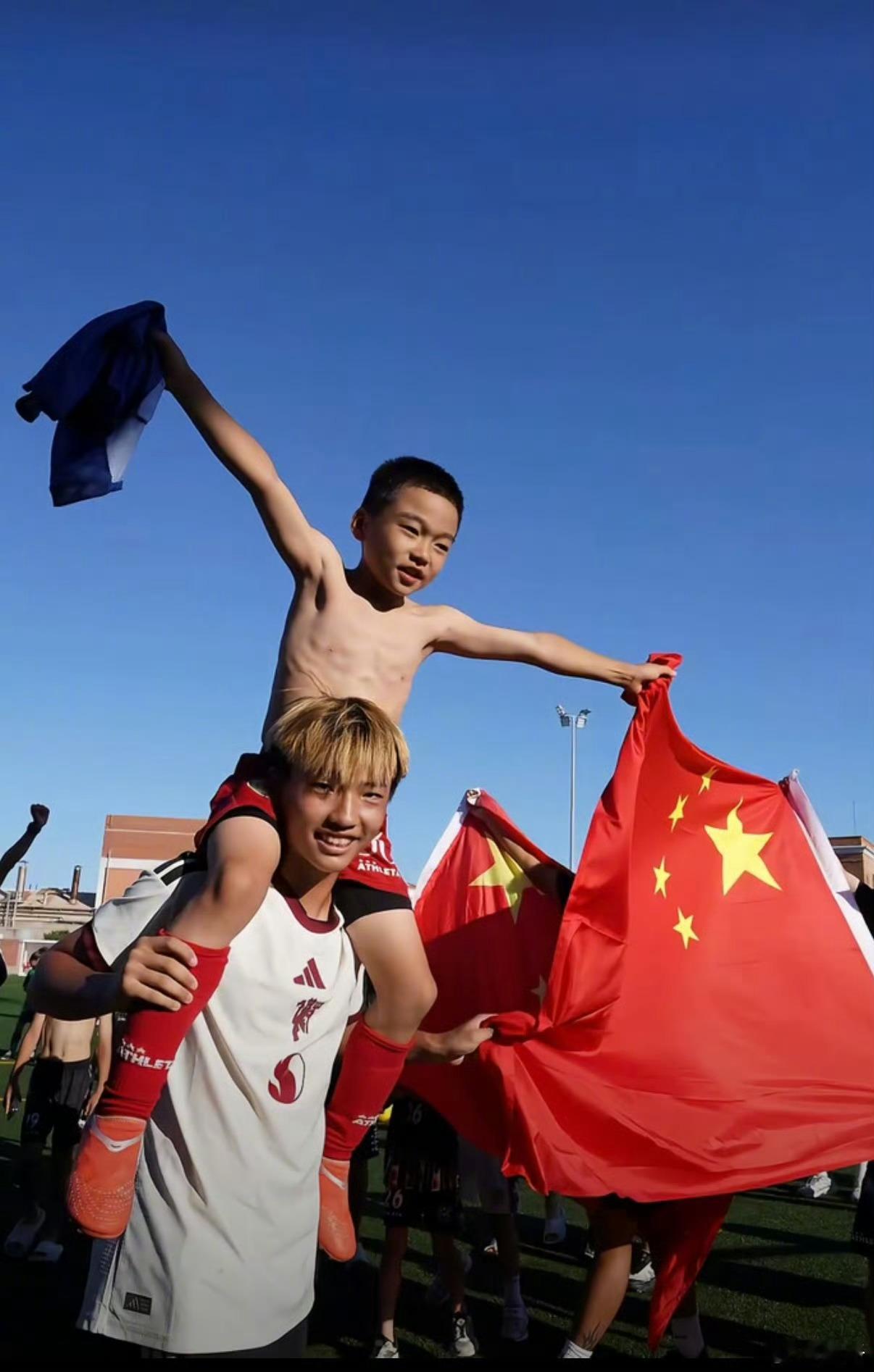 梅西刚退役国家队，我寻思以后看球无欲无求了，我已成为无敌之人！站中间串两边，想怎么串怎么串，反正谁赢