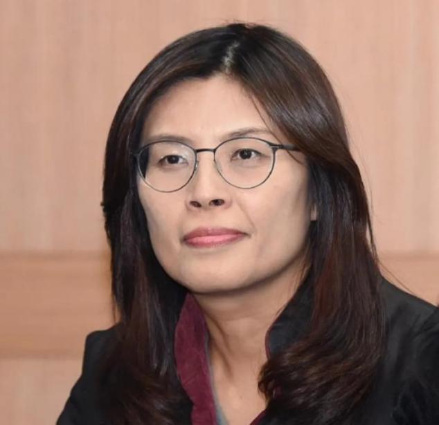 现在睁大眼睛看洪秀柱是个不折不扣的两岸问题模糊者，她来大陆时口号喊的震天