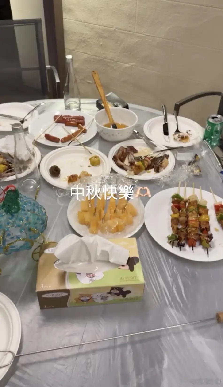 何超莲陪陈婉珍居家过中秋，在院子烧烤赏月，大宅三层高灯火通明！​​​