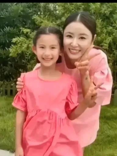 林心如和女儿像姐妹，女儿比妈妈还漂亮，颜值遗传霍建华[赞]
