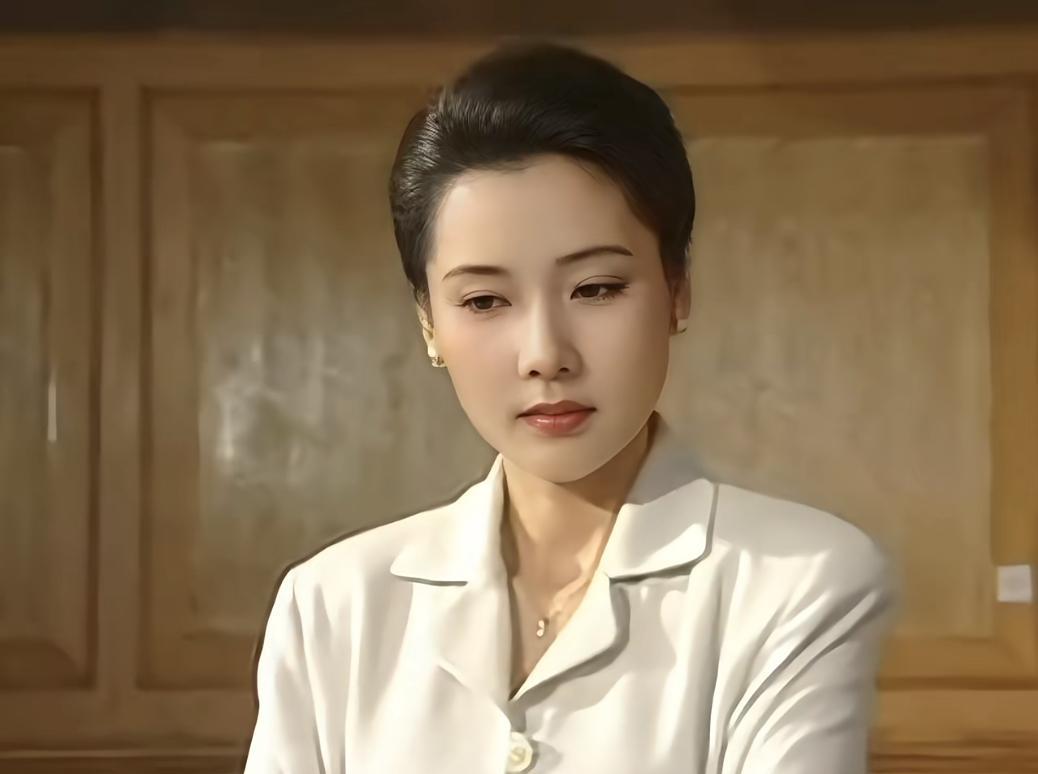 早期导演眼中的何赛飞。这谁能比的了很成熟，早期就有三四十岁的气质！在孝庄秘史里