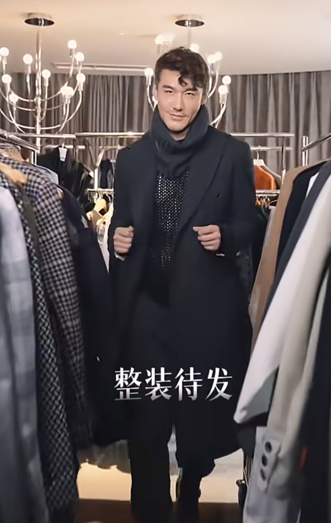 胡兵毛秋裤外穿走机场毛秋裤外穿，也就胡兵敢这么玩。不仅不违和，还穿出了几分随意