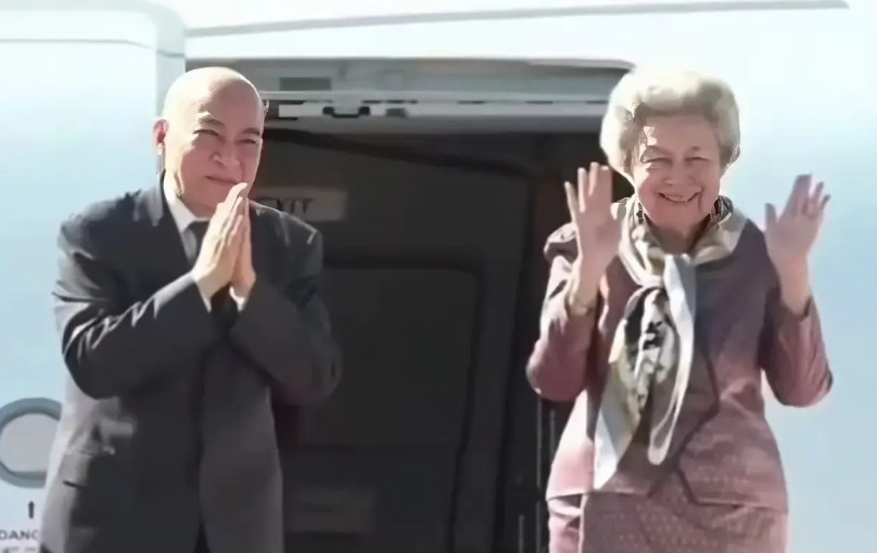一点也不意外！这次柬埔寨国王西哈莫尼携母亲出访大国走出舱门双手合一频频点头微笑的