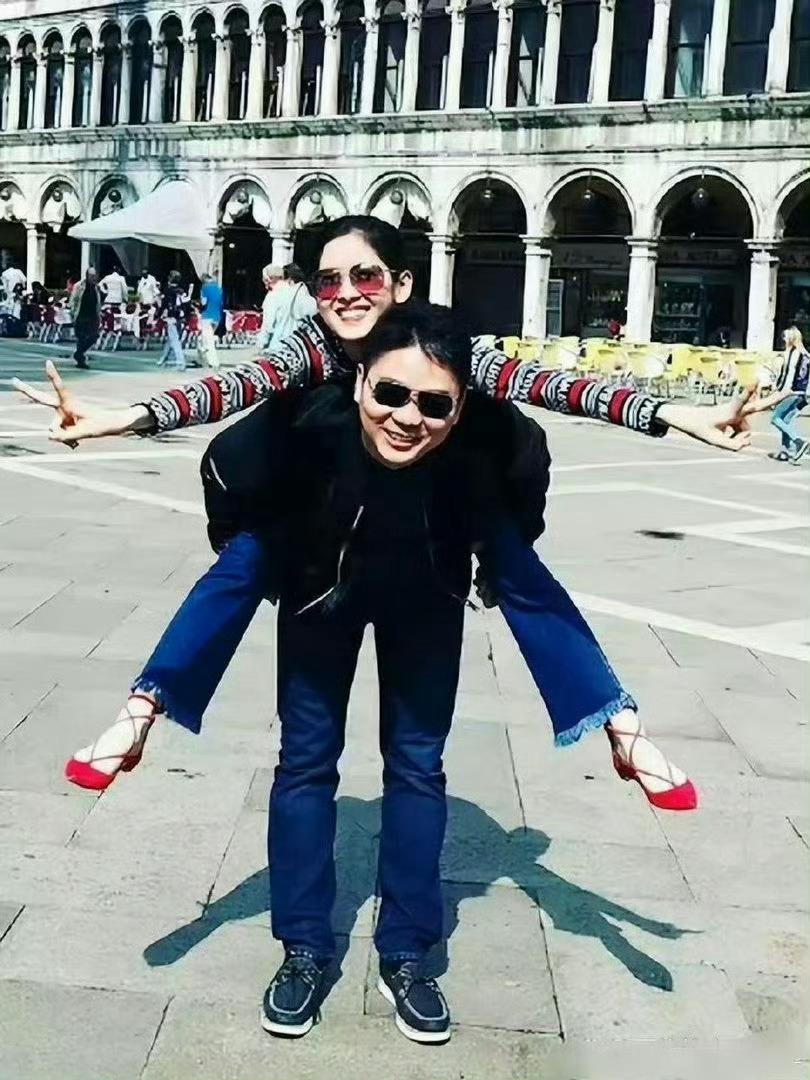 这会的刘强东三十八岁，章泽天十八岁，刚认识不久！​​​
