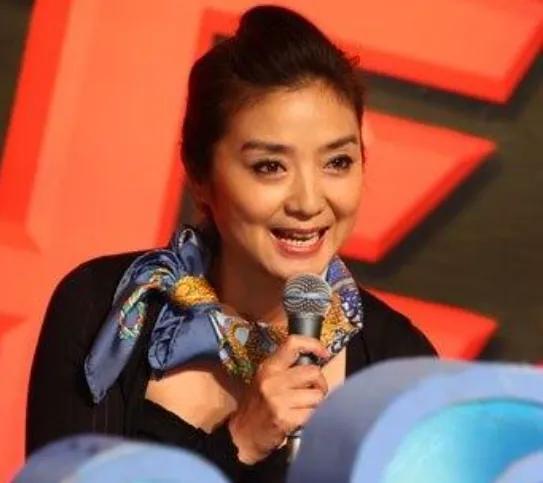 她叫任艳icon，曾经是活跃在80年代上海电视台著名节目主持人，后来突然隐退，她