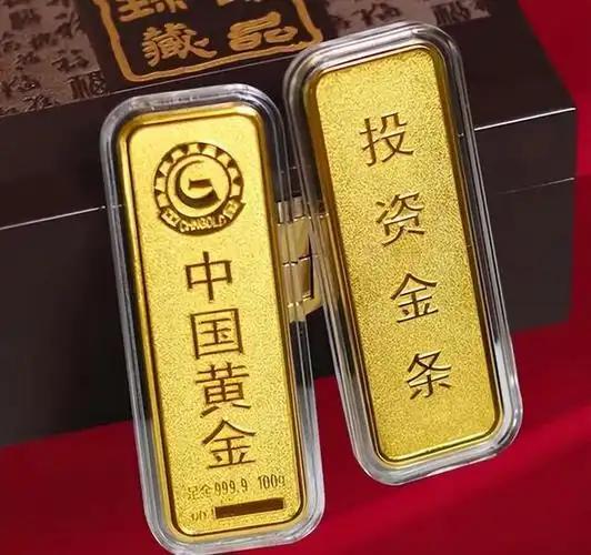 *这一轮黄金，走得让人看不太懂。上半年金价缩在区间里来回震荡，持仓的人窝了一