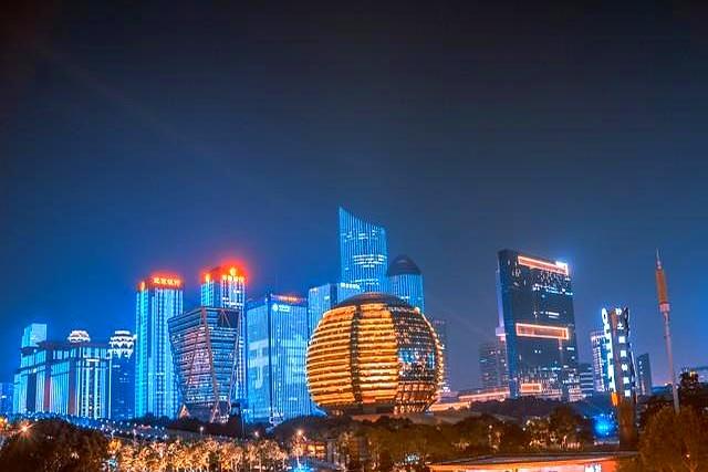 发现没？最近这大半年来，大家兜里的钱攥得越来越紧，可大城市街头的怪事却越来越多