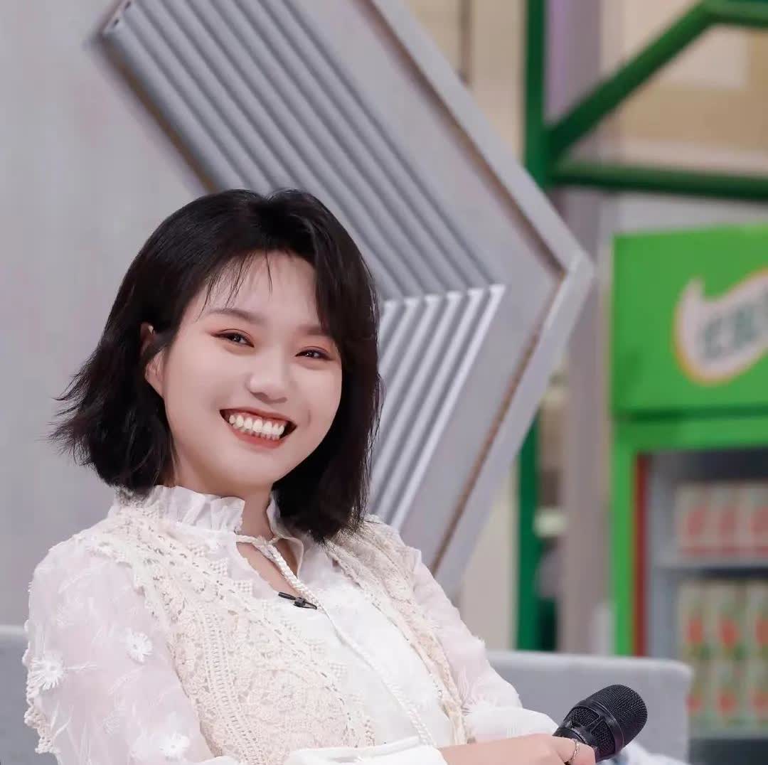 李雪琴现在确实瘦下来，很多公司这边是挺反对她减肥的，觉得她瘦下来之后，都没喜剧感