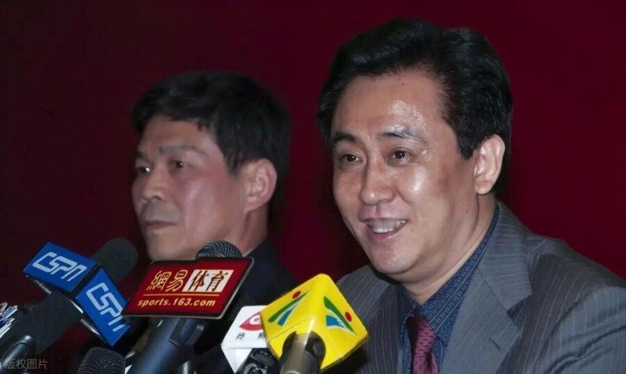 太讽刺！许家印狱中等判决，前妻却在伦敦豪宅养31岁“小鲜肉”