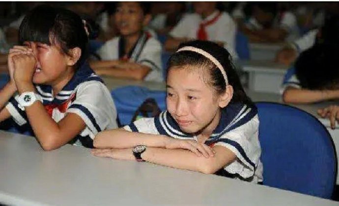 一天,老师上课问孩子们:“什么是英雄?”一阵沉默之后,角落传来一女孩用弱弱的声