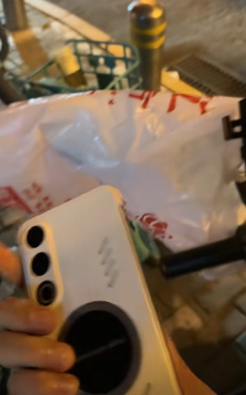 “心真大！”北京一男子临睡前，突然想到自己的另外一部手机还在电动车上，急的男子冲