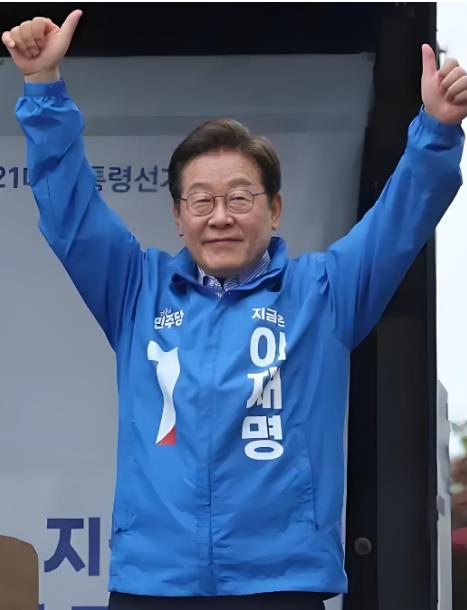 大家可能看错了李在明！从他拒绝参加九三阅兵后，李在明亲美的嘴脸已经彻底暴露了。此