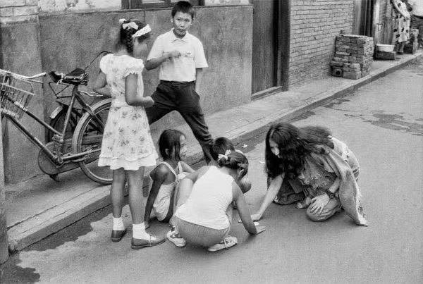 很喜欢的一段话，是三毛写给自己的，每次看完都觉得整个人安静下来：「相信我，我跟你
