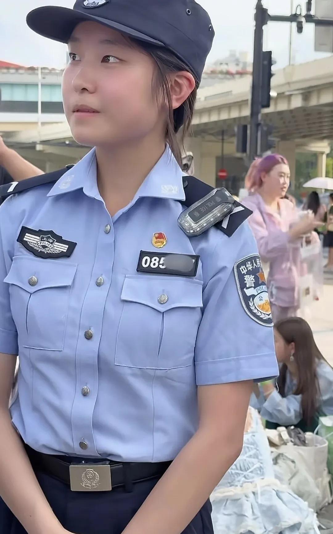 这个警察小姐姐看起来好年轻啊，这么小就参加工作了吗？青涩的笑容，一脸婴儿肥还没褪