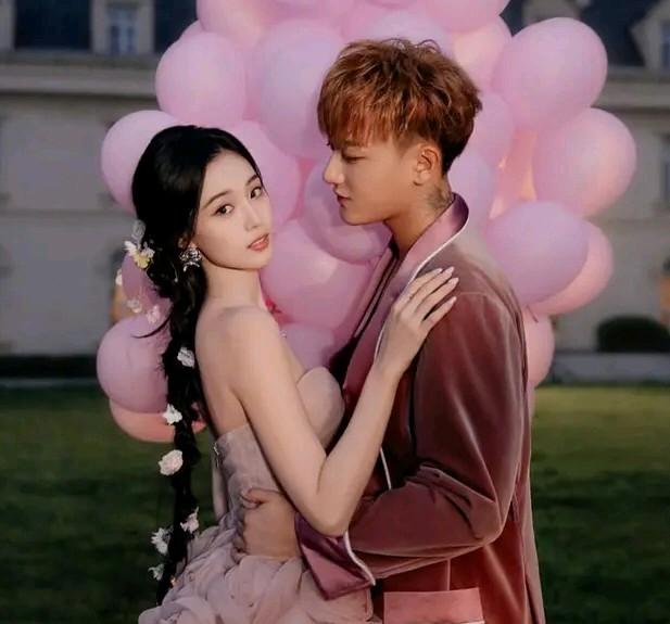 黄子韬徐艺洋结婚照来了，拍得怎样？首先恭喜二位，但是这结婚照拍得略微差了一点