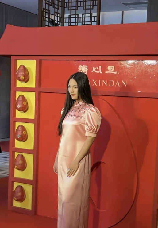 何超莲太失败了，竟然没有王诗龄的气场大，更没有王诗龄成熟。何超莲比王诗龄大18