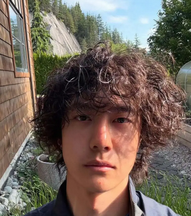 王一博攀岩照曝光卷发素颜酷飒超吸睛