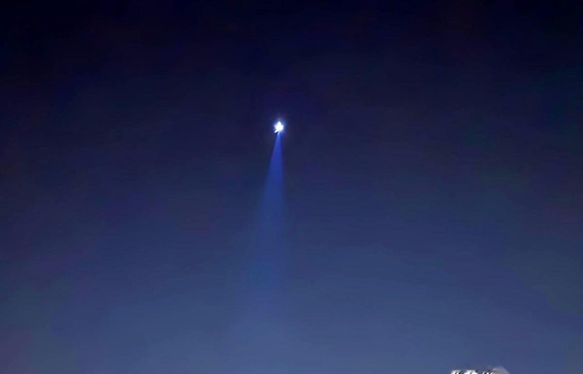 那束光，我跟你讲，我这辈子都忘不了。像一把巨型手术刀，把黑漆漆的天幕划开一道口