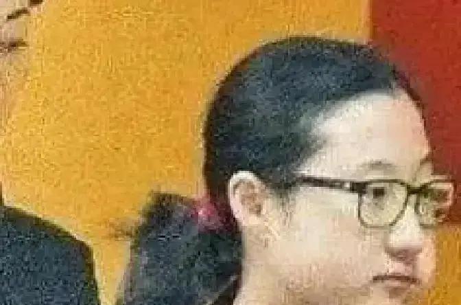 三箱匿名牛仔布送到吴绮莉家。附言只有一句：“或许你能用上。”没有抬头，没有落