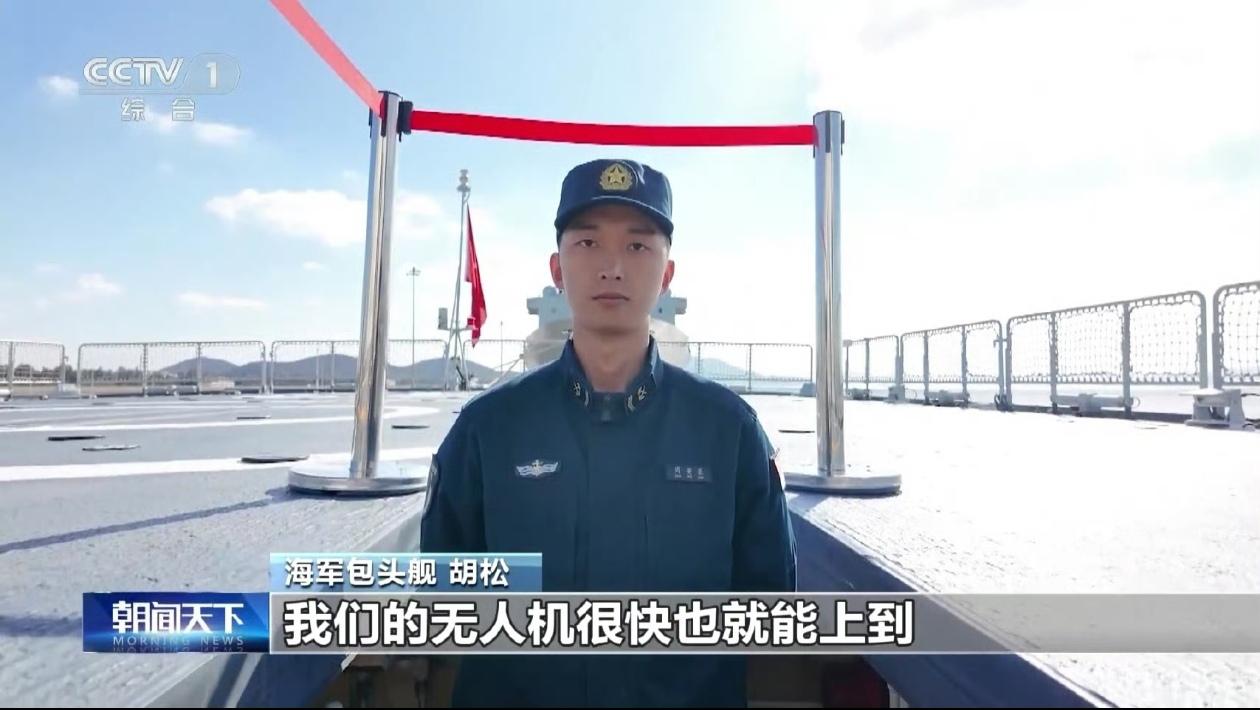 052D的直升机甲板上，也有一个用于弹药和设备运输的升降机，位置就在机库门的左前