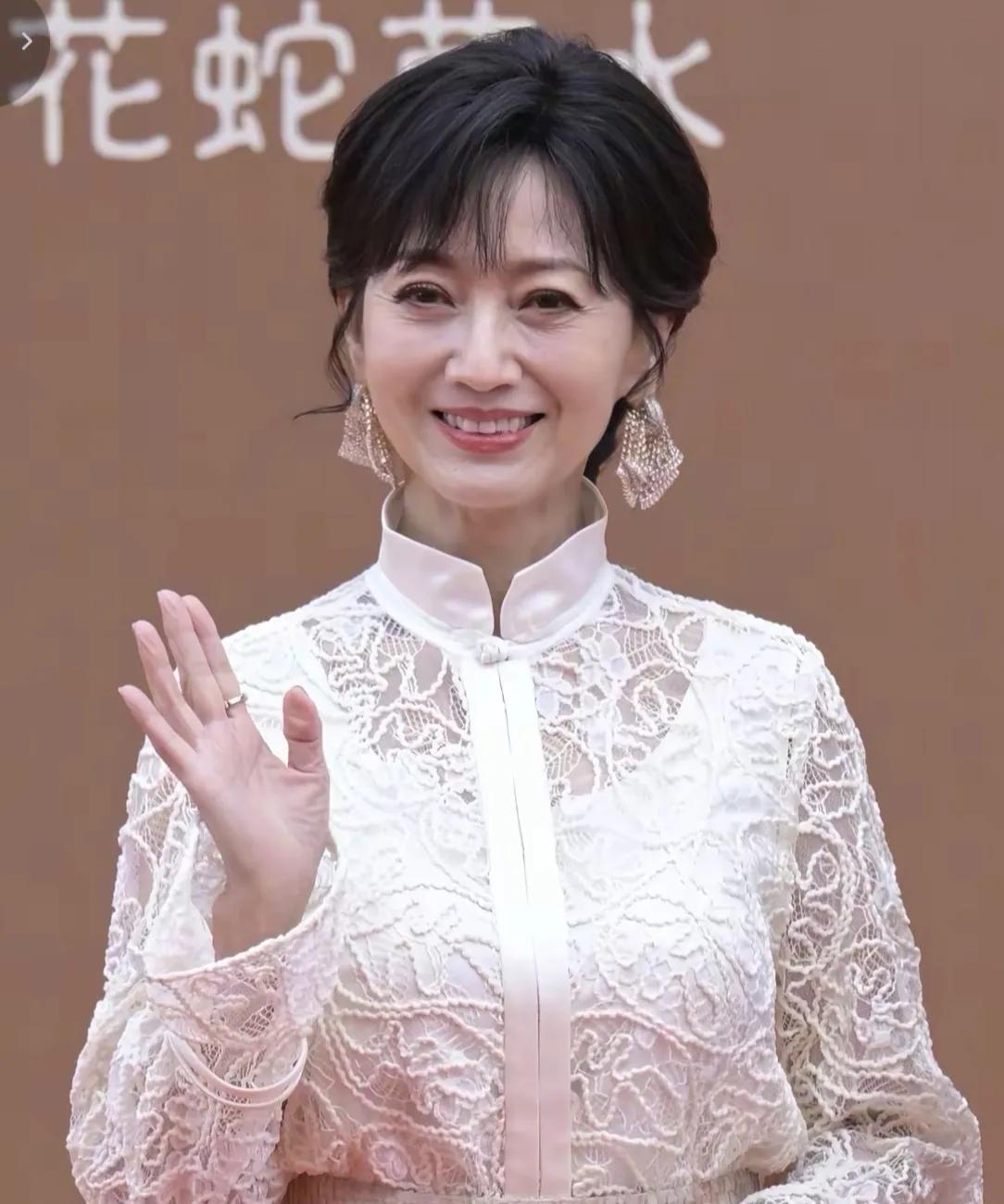 岁月从不败美人，72岁赵雅芝出席活动，一般的老太太还真抗不住这样。酷暑炎炎，厚