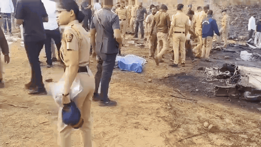 实拍印度空难现场：机上7人全部被烧焦大部分尸骨无存，其中有省级高官！28日上午，