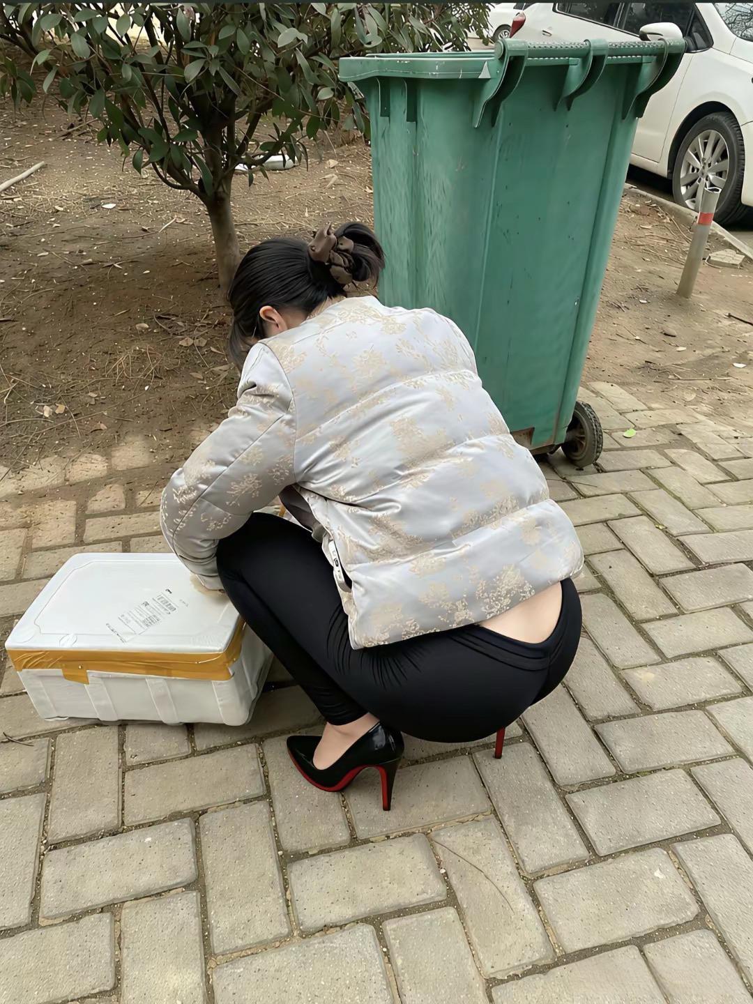 这红鞋底越来越流行了呢